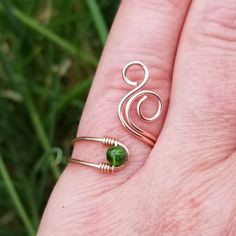 This beautiful, handcrafted spiral ring displays the free spirited outlook of the gypsy and is made out of high quality non-tarnish coated copper wire and a beautiful green Chrome Diopside stone. Delicate and free spirited, this boho statement ring is sure to get many admiring glances!Name: Whale SpoutSIZING: You can choose from sizes 3 to 14!STONE: Diopside is a creative stone and stimulating to the intellect. It is a great assistant to learning, especially if it is something new. A wonderful h God Energy, Diy Wire Rings, Boho Statement Ring, Wire Ideas, Wire Jewelry Patterns, Wire Jewelry Rings, Wire Jewelery, Hippie Rings, Green Chrome