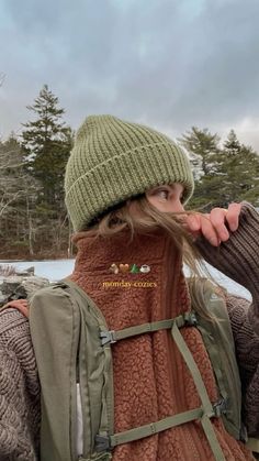 Fall Adventure Outfit, Autumn Outfits Outdoors, Backpackers Outfit, Granola Woman Style, Hiking Clothes Women, Outdoorsy Style Summer, Outfits With Backpacks, Granola Girl Winter, Outdoor Outfits For Women