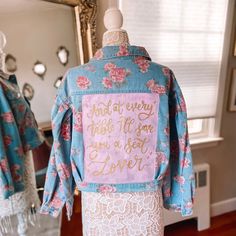 Painted Denim Jacket Taylor Swift, Floral Painted Jean Jacket, Spring Hand Painted Denim Jacket, Custom Denim Jacket Paint Flowers, Spring Hand Painted Denim Outerwear, Jean Jacket Design, Trendy Fitted Hand-painted Denim Jacket, Taylor Concert, Teacher Crafts