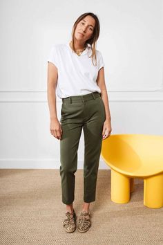 On a fait du Chino notre particularité. Le Chino femme kaki c’est une coupe carotte, une taille haute, une ceinture large et 98% de coton biologique. Style Désinvolte Chic, Colored Pants, Chinos Pants, Casual Chic, Capri, China