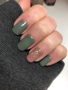 October Nails Fall Colors Green, Beige Green Nails, Army Green And Pink Nails, Green Pink And Gold Nails, Pink And Green Fall Nails, Sage Green And Peach Nails, Sage Green And Blush Nails, Green And Pink Nail Art, Fall Nails Ideas Autumn Green