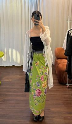 Casual Thai Outfit, Indonesian Fashion Casual, Modern Batik Outfit, Berkain Outfit, Batik Modern Fashion Style, Kebaya Casual, Sarong Outfit, Kebaya Outfit, Kondangan Outfit