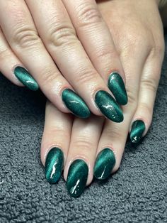 Dark Green Velvet Nails, Velvet Nails Green, Dark Green Cateye Nails, Blue Green Nail Art, Dark Green Cat Eye Nails, Green Velvet Nails, Cat Eye Nails Green, Acrylics Green, Green Cat Eye Nails