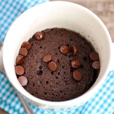 Make this chocolate mug cake in the microwave for an individual-sized fudgy chocolate treat in less than 10 minutes! Great for a last-minute dessert. Microwave Chocolate Cakes, Easy Mug Cake, Nursing Cake, Whiskey Cake, Microwave Cake, Chocolate Mug Cake, Mug Cake Microwave, Cake Mug, Duncan Hines