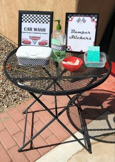 there are two signs on the table that say car wash and thumper stickers