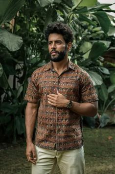 11 Batik Shirts That'll Make You Slay Summer - Fabricerie Stylish Boy Clothes, Style Batik, Chic Work Outfit, Batik Blouse, Style Rut, Old Hollywood Style, Batik Pattern, Rainbow Bright, Wrap Shirt