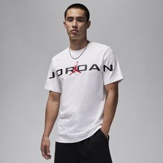 Soft cotton and extra-large graphics? Now that's a winning combo. Crafted from midweight cotton, this classic tee has a comfy feel that's ideal for everyday wear. Jordan Men, Jordan T Shirt, White Gym, Tee Shirt Homme, Newest Jordans, Top Graphic Tees, Crew Shirt, Stretch Shorts, Black White Red