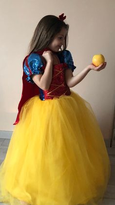 Very beautiful cape dress and crown Disney Inspired Dresses, Costume Carnaval, Disney Dress Up, Baby Snow, Snow White Dresses, Snow White Costume, Costume Disney, Snow White Disney, Snow Dress