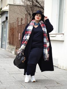 BLUE WHITE RED – Le blog mode de Stéphanie Zwicky Goddess Fashion, Fashion Winter, Full Figured, Body Shapers, Curvy Fashion, Nice Dresses, Winter Fashion, Blue White