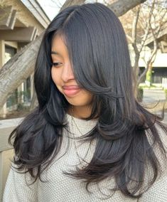 Long Sleek Hair with Face-Framing Layers Long Layers With Face Framing Pieces Medium Hair, Long Layers Haircut Medium Length, Face Framing Layers Long Hair Straight, Black Hair With Layers, Round Haircuts, Butterfly Hair Cut, Dunner Wordend Haar, Layered Haircuts For Medium Hair, Hairstyles For Layered Hair