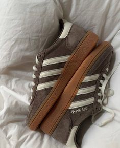 Shoes Spezial Adidas, Fall 2024 Sneakers, Cool Girl Shoes, Fall Shoes Aesthetic, Autumn Shoes 2024, Elegant Shoes Classy, Fall 2024 Shoes, School Shoes Aesthetic, Shoes Aesthetic Sneakers