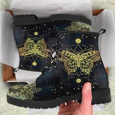 Butterfly Boots, Butterfly Shoes, Golden Butterfly, Handcrafted Boots, Yellow Boots, Aesthetic Shoes, Painted Shoes, Looks Vintage, Custom Shoes