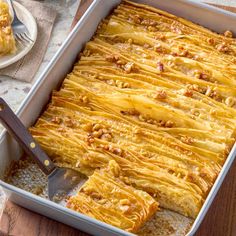 Crinkle Cake Phyllo Crinkle, Biscuit Rolls Recipes, Phyllo Dough Recipes, Split Cake, Banana Split Cake, Easy Cakes, Special Dishes, Homemade Custard