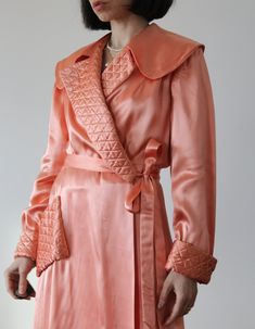 Vestaglia vintage anni '30 - '40 rosa pesca. Bellissimi disegni trapuntati su colletto, polsini e tasca. Una tasca laterale. Bellissimo colletto grande. Gonna lunga ampia. Nastro da annodare in vita. Ottime condizioni vintage, qualche piccolissimo e trascurabile segno di usura. Meravigliosamente realizzato interamente a mano. Migliore vestibilità taglia XS e S. Taglia del modello 6 uk h 163 cm. Vintage Robes, Fashion Thoughts, Staple Wardrobe, Robes Vintage, Harry Potter Dr, Lingerie Vintage, Night Night, Pajama Robe, Womens Robes