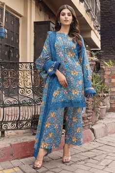 Charizma CRB23-10 Rang-e-Bahar Original brand suit fabric and photography lite diffrance in actual print. Elegant Fashion Outfits, Lace Dress Design, Latest Dress Design, Womens Trendy Dresses, Pakistani Fashion Casual, Pakistani Fancy Dresses, Pakistani Dresses Casual, Salwar Kamiz, Dress Design Patterns