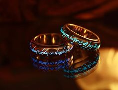 This spinner ring is made of Sterling Silver.Ring not in your size? Send me a message and I will see what I can do!Here is the signification of the Elvish letterings: I TAKE COMFORT IN FRIENDS FOUND ALONG THE PATHLord of The Rings Ring - Inspired.The glow in the dark material used is of a very high quality. Compared to regular sulfide photoluminescent pigments it glows 10 times longer.You have to charge the ring by holding it under the light a few minutes before you wear it in the dark, it will Friends Ring, Elvish Ring, Silver Celtic Rings, Friend Rings, Dark Jewelry, Uv Black Light, Precious Rings, Silver Mermaid, Dark Material