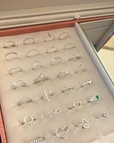 Spring Jewelry Trends, قلادات متدلية, Hand Jewelry Rings, Aesthetic Rings, Pretty Jewelry Necklaces, Fancy Jewellery Designs, Jewelry Accessories Ideas, Rings Jewelry Fashion, Spring Jewelry