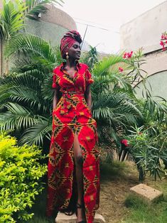 Robe chemise parapluie et papillons en amour par bazarapagne - Robes lo - Afrikrea Shirt Collar Dress, Ankara Outfits, Goddess Fashion, Butterfly Shirt, Traditional Outfit, African Models, Amazing Wedding Dress, Long Red Dress