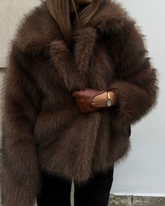 Fur Coat Outfit Aesthetic, Brown Fur Jacket, Fur Jacket Outfit, Brown Fur Coat, Outerwear Women Winter, Brown Fur, Classy Style, Fall Fits, Winter Fits