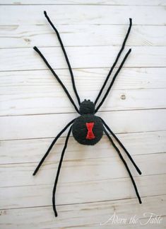 a close up of a spider made out of yarn on a white wooden background with text overlay that says, how to make a knitted spider