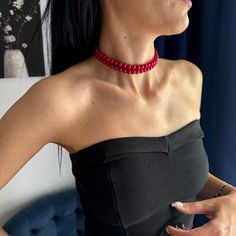 Fall in love with this two layers red pearls choker necklace. Good to wear with your everyday outfits or to give a bit of sophistication to your evening dress.  👗 This choker necklace would be perfect for your bridesmaids to match their dresses and create a seamless look! I actually have a discount code if you buy more than 3 necklaces for your bridesmaids or flower girls. Add this code at the checkout and you will get 25% OFF: BRIDESMAIDS (this code is valid when you're buying 3 or more neckla Red Pearl Necklace, Choker Outfit, Pearls Choker, Red Choker, Red Pearl, Layered Chokers, Oyster Shells, Pearl Choker Necklace, Gold Choker