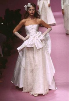 Fashion Model Aesthetic, Aesthetic White Dress, Vivienne Westwood Wedding Dress, 2000s Runway, Designers Dresses, Alena Shishkova