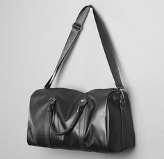 Upgrade your travel accessories with our large black leather duffle handbag for men. Ideal for weekend escapes and gym sessions. Free shipping on all our real leather travel bags. The size is approx: 42cm*22cm*22CM There will be slight variation in the color. It takes approx seven to ten bsuiness days to complete each bag. Shoe compartment can be added. Introducing our black leather weekend overnight duffle handbag designed specifically with men in mind, ensuring both style and functionality. Cr Weekend Escape, Leather Travel Bag, Leather Duffle, Leather Travel, Small Accessories, Handbags For Men, Weekender Bag, High Quality Leather, Leather Material