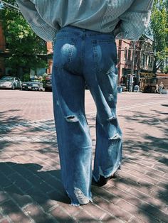 Our Free Ride jeans are the perfect pair of trendy and distressed wide fit jeans. With comfort stretch denim, putting these on will feel like a dream. Material: 80% Cotton 20% Polyester Size Guide: Size / Waist / Inseam / Ankle Width S : 28" / 29.5" / 10" M : 30"/ 29.5" / 11.5" L : 32" / 29.5" / 12"