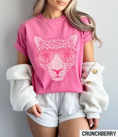 Our retro style graphic tee features a hot pink leopard with sunglasses design. This trendy and aesthetic graphic crewneck gives off perfect Summer vibes. ✩ ✩ 𝗞𝗶𝗱𝘀 𝗖𝗼𝗺𝗳𝗼𝗿𝘁 𝗖𝗼𝗹𝗼𝗿𝘀 𝗧𝗲𝗲: https://starrieapparel.etsy.com/listing/1739105300 ✩ 𝗔𝗱𝘂𝗹𝘁 𝗖𝗼𝗺𝗳𝗼𝗿𝘁 𝗖𝗼𝗹𝗼𝗿𝘀 𝗧𝗲𝗲: https://starrieapparel.etsy.com/listing/1729335814 Hot Pink Leopard Shirt, Trendy Summer Graphic Tee, Cheetah T-shirt, Vacation Tshirt, Comfort Colors Plus Size Animal Print Tee Birthday Gift SIZE Casual Leopard Print Crew Neck T-shirt, Trendy Cotton T-shirt In Leopard Print, Trendy Leopard Print Graphic T-shirt, Leopard Print Top With Letter Print For Summer, Trendy Leopard Print T-shirt With Crew Neck, Summer Leopard Print Graphic T-shirt, Leopard Print Graphic T-shirt For Summer, Cotton Leopard Print T-shirt For Summer, Leopard Print Graphic Tee With Crew Neck