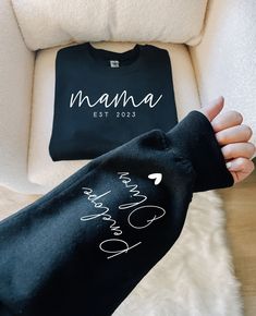 Minimalist Mama, Idee Cricut, Cute Shirt Designs, Mama Sweatshirt, Custom Sweatshirts, Mom Sweatshirt, Mom Tees, Custom Hoodies, Mama Shirt