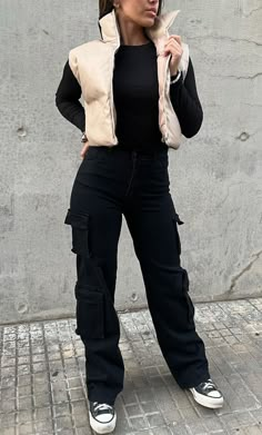 Outfit Feria Casual, Beige Vest Outfit, Chaleco Puffer, Puffer Outfit, Puffer Vest Outfit, Fashion Travel Outfit, Japan Outfits, Outfits Con Jeans, Casual Party Outfit