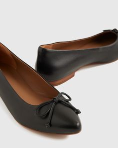 A study in the classics. Elevate your look with our buttery soft Italian Leather Pointed Bow Flat. Made from luxe Italian leather with a timeless pointed toe and bow detail, these flats are as comfortable as they are polished.  | Quince | Women's Italian Leather Pointed Bow Flat in Black, Size 6