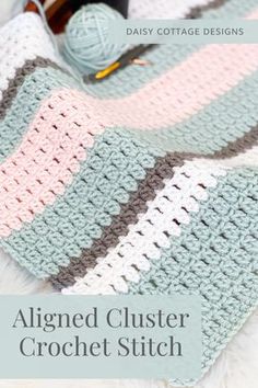 a crocheted blanket with the text, aligned clusterer crochet stitch