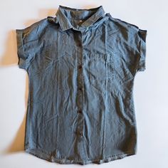 Short-Sleeved Chambray Top Size Small (Fits More Like M/L) Ptp: 21” (Buttoned) New Condition, Never Worn. Blue Tops With Rolled Sleeves For Day Out, Gray Cotton Short Sleeve Blouse, Fitted Gray Tops With Pockets, Gray Short Sleeve Cotton Blouse, Gray Fitted Tops With Pockets, Blue Tops With Rolled Sleeves For Everyday, Blue Top With Rolled Sleeves For Everyday, Everyday Blue Tops With Rolled Sleeves, Casual Gray Cotton Blouse