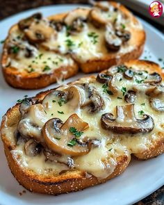 Gourmet Cheesy Mushroom and Garlic Toasts Heavenly Recipes, Party Dip Recipes, Healthy Food Menu, Sweet Cooking, Mary Berry, Food Therapy, Portuguese Recipes, Food Packaging Design, Soup And Sandwich