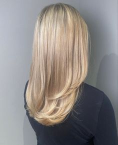 Simple Haircuts For Women Long Hair, Medium Hair Light Layers, Layers For Medium Length Hair Straight, Haircuts To Make Hair Look Thicker, Long Blended Layers Face Framing, Midlength Haircuts With Layers, Round Layers Haircut