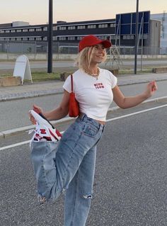 Red Cap Outfit, Baseball Tee Outfits, Cap Outfit Summer, Cropped Tee Outfit, Red Sneakers Outfit, Cap Outfits For Women, Red And White Outfits, Baseball Cap Outfit, New Balance Outfit