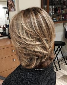 Medium Layered Brown Blonde Hairstyle Blonde Layered Hair, Flattering Hairstyles, Shag Haircut, Penteado Cabelo Curto, Brown Blonde Hair, Short Hairstyle, Brown To Blonde