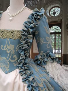 JASPER BLUE DAY GOWN    FULLY BONED. NO CORSET REQUIRED FOR BUST UPLIFT!    FROM THE GROUNDS OF ENGLISH COUNTRY MANSIONS TO THE SALONS OF THE COLONIES THIS WAS THE STYLE OF GOWN THAT ALL NOBLE WOMEN AND LADIES OF FASHION WOULD HAVE ASPIRED TOO.      This magnificent representation of an era long since past is a gorgeous example of a style of gown so en vogue during the reign of Marie Antoinette, the undisputed queen of fashion     THIS TRULY AMAZING LATE 18TH CENTURY *ENGLISH COURT GOWN* HAS ... Marie Antoinette Wedding, 18th Century Clothing