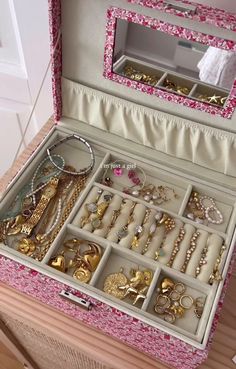 Jewelry Organization Aesthetic, Jewellery Box Aesthetic, Jewelry Organizer Aesthetic, Jewelry Box Aesthetic, Organizer Aesthetic, Box Aesthetic, Jewelry Organizer Stand, Jewelry Essentials, Funky Jewelry