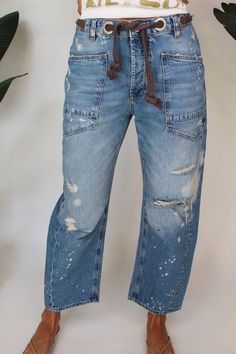 Free People Moxie Low Slung Pull On Barrel Jean | Vagabond Apparel Boutique Barrel Jeans Street Style, Boyfriend Jeans Heels, Distressed Jeans Outfit, Fall Fashion Denim, Apparel Boutique, Fall Jeans, Free People Style, Painted Jeans, Woven Belt