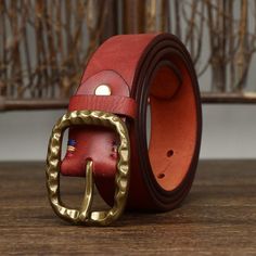 Découvrez la ceinture en cuir pour femme, modèle Tahirah. Avec son design classique et ses détails modernes, cette ceinture en cuir pleine fleur est le must-have de votre garde-robe. Sa largeur de 3.8 cm allie robustesse et élégance, ajoutant une touche de raffinement à chaque tenue. Affirmez votre style avec cet accessoire d'exception ! Luxury Red Leather Belt, Classic Red Belt Buckles With Removable Belt, Formal Red Leather Belt, Elegant Red Leather Belt, Chic Red Leather Belt, Vintage Leather Belt Buckles, Belt Men, Belt For Women, Leather Belts Men