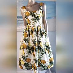 $2,400 New Pre Fall 2021 Oscar De La Renta Stunning Pineappel Midi Runway Dress Us M 10 From Pre Fall 2021 Please See Pictures For The Beautiful Details. Answer The Call Of The Tropics With This Vibrant Midi Dress From Oscar De La Renta. Enlivened With A Colorful Pineapple Print, It's Made From Stretch Cotton To A Classic Fit-And-Flare Silhouette With Tie-Up Straps And A Self Belt. Style Yours With Cat-Eye Sunglasses And Red Lips To Channel '50s Glamour. Look Like It Was Never Worn. - This Dress Yellow A-line Sundress, White Sleeveless Lemon Print Dress, Yellow A-line Midi Dress For Garden Party, White Sleeveless Dress With Lemon Print, Midi Length Lemon Print Dress For Garden Party, Midi Length Lemon Print Dresses, Lemon Print Sundress For Garden Party, Garden Party Lemon Print Midi Dress, Garden Party Lemon Print Sundress