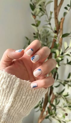 #nails #nailart #nailstagram #nailsofinstagram #naildesign Cute Easy Gel Nail Designs Short Nails, Simple White Nails With Designs, Navy Blue Nails With White Flowers, Nail Inspo End Of Summer, Short Almond Nails With Flowers, Simple Biab Designs, Simple Nail Art Natural Nails, Simple Blue Flower Nails, Star Nail Art Designs