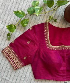 Banaras Pattu Blouse Designs, Khatwork Kurti, Simple Blouse Neck Designs, Simple Hand Work Blouse Designs, Machi Work, Embroidery Blouse Saree, Long Kurta Designs, Brocade Blouse Designs, Handwork Blouse