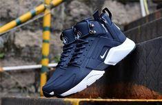 New Arrival NIke Huarache X Acronym City MID Leather Men's shockproof Sports Shoes Dark Blue / White All Black Nikes, Travel Sneakers, Mens Nike Shoes, Nike Air Huarache, Trendy Sneakers, Casual Sport Shoes, Sneakers Men Fashion, Nike Huarache, Sports Shoes