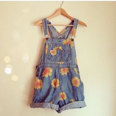 Sunflower overalls!!! 1990 Style, Denim Overall Shorts, Jumpsuit Denim, Short Denim, Painted Clothes, Vintage Diy, Denim Overalls