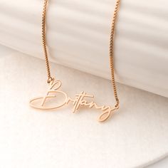 Passen Sie diese elegante Halskette mit Ihrem Namen an oder personalisieren Sie sie, um das perfekte Geschenk für den besonderen Menschen in Ihrem Leben zu machen. Kommt an einer zarten Kastenkette! Minimalist Rose Gold Name Necklace As Gift For Her, Personalized Modern Name Necklace For Anniversary, Minimalist Name Necklace For Her, Minimalist Nameplate Necklace For Her, Minimalist Nameplate Necklace As Gift For Her, Elegant Rose Gold Name Necklace For Personalized Gift, Personalized Signature Name Necklace For Gifts, Modern Name Necklaces As Gifts, Modern Name Necklaces For Gifts