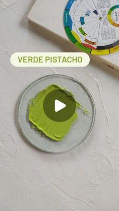 a video showing how to make a verde pistacho cake with green icing