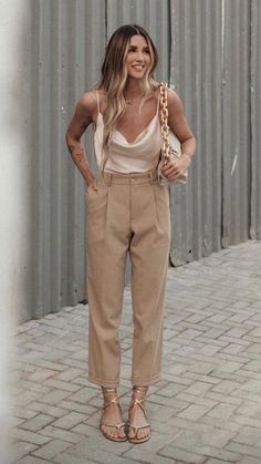 Causal Chic Outfits Summer, Semi Formal Outfits For Women Summer, Summer Semi Formal Outfits, Nude Pants Outfit, Lunch Outfit Summer, Causal Chic Outfits, Silk Top Outfit, Outfit Minimalista, Estilo Clean